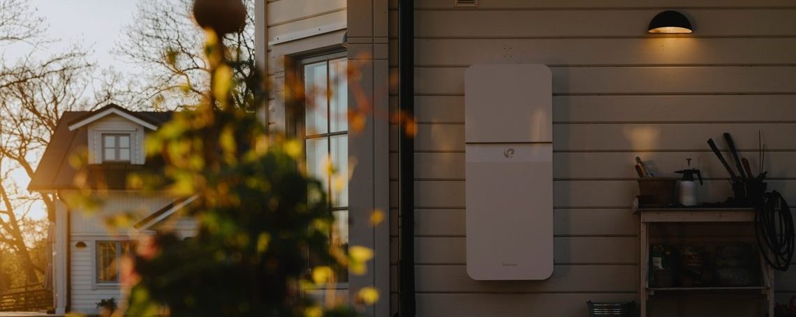 Polarium HomeBattery på husvägg i solnedgång